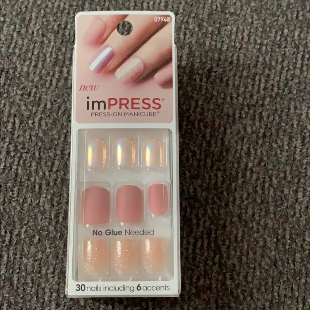 KISS imPRESS Press-On Manicure